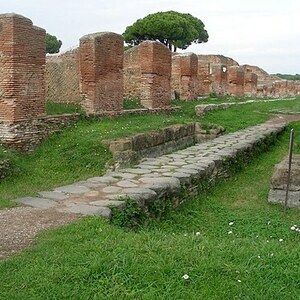 Остия Антика: OstiaAnticaPortaMarina; визуальный источник по памятнику, римский период, археологическая зона или музейный контекст.