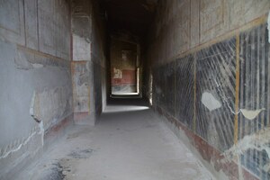 Оплонтис: Oplontis (also known as Villa Poppaea and Oplontis Villa A), Italy - 48725872307; визуальный источник по памятнику, римский период, горизонт извержения 79 года н.э..