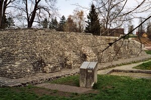 Augusta Raurica: Augustaraurica temple1; визуальный источник по памятнику, римский период, археологическая зона или музейный контекст.