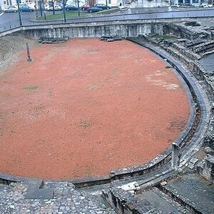Лугдун / Лион: Amphiteatre Trois Gaules Lyon; визуальный источник по памятнику, римский период, археологическая зона или музейный контекст.