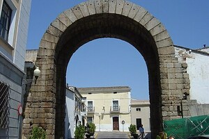 Августа Эмерита / Мерида: Merida Arco de Trajano; визуальный источник по памятнику, римский период, археологическая зона или музейный контекст.