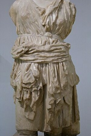 Италика: Torso of the goddess Diana, 2nd century AD, found in Italica, Seville Archaeological Mu...; визуальный источник по памятнику, римский период, археологическая зона или музейный контекст.