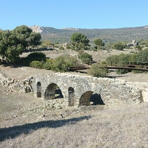 Баэло-Клаудия: Acueducto de Baelo Claudia; визуальный источник по памятнику, римский период, археологическая зона или музейный контекст.
