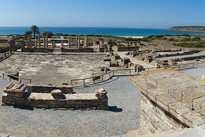 Баэло-Клаудия: Baelo Claudia, panorámica del Foro y la playa de Bolonia; визуальный источник по памятнику, римский период, археологическая зона или музейный контекст.