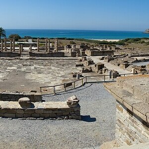 Баэло-Клаудия: Baelo Claudia, panorámica del Foro y la playa de Bolonia; визуальный источник по памятнику, римский период, археологическая зона или музейный контекст.