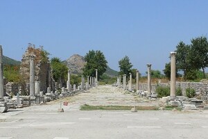 Эфес: Ephesus street scene; визуальный источник по памятнику, римский период, археологическая зона или музейный контекст.