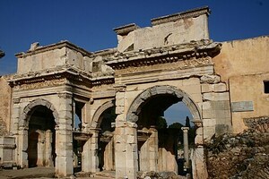 Эфес: GateOfAugustus; визуальный источник по памятнику, римский период, археологическая зона или музейный контекст.