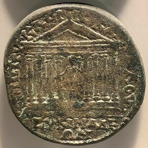 Эфес: Coin found at Ephesus depicting the Temple of Artemis; визуальный источник по памятнику, римский период, археологическая зона или музейный контекст.