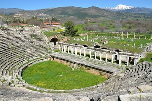 Афродисиада: The Roman theatre, built in the second half of the 1st century BC on the eastern slope...; визуальный источник по памятнику, римский период, археологическая зона или музейный контекст.