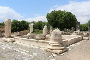 Афродисиада: Aphrodisias - Baths of Hadrian 01; визуальный источник по памятнику, римский период, археологическая зона или музейный контекст.