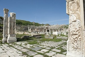 Афродисиада: Aphrodisias Tetrastoon Theatre fringe 4430; визуальный источник по памятнику, римский период, археологическая зона или музейный контекст.