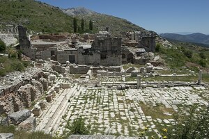 Сагаласс: Sagalassos Lower Agora in 2012 2770; визуальный источник по памятнику, римский период, археологическая зона или музейный контекст.
