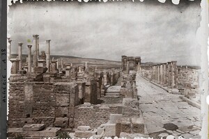 Тимгад / Thamugadi: Les ruines du forum, l'arc dit de Trajan et le Decumanus maximus - Timgad, Algérie; визуальный источник по памятнику, римский период, археологическая зона или музейный контекст.