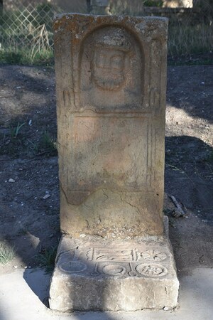 Тимгад / Thamugadi: Stele dedicated to Saturnus with an offering table, Musée de Timgad, Algeria; визуальный источник по памятнику, римский период, археологическая зона или музейный контекст.