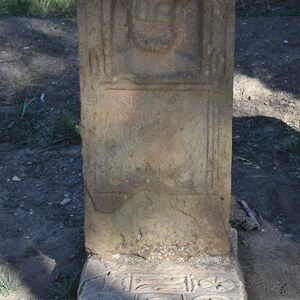 Тимгад / Thamugadi: Stele dedicated to Saturnus with an offering table, Musée de Timgad, Algeria; визуальный источник по памятнику, римский период, археологическая зона или музейный контекст.
