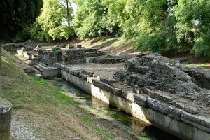 Аквилея: 1 porto fluviale aquileia; визуальный источник по памятнику, римский период, археологическая зона или музейный контекст.