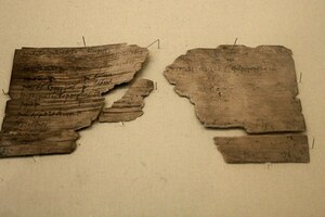 Виндоланда: Roman writing tablet 01; предмет материальной культуры или музейная находка, связанный с памятником, римский период или локальный археологический контекст.