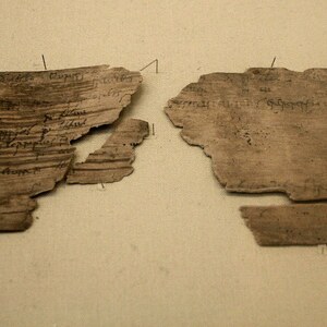 Виндоланда: Roman writing tablet 01; предмет материальной культуры или музейная находка, связанный с памятником, римский период или локальный археологический контекст.