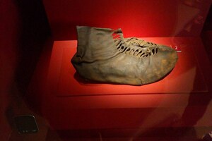 Виндоланда: Vindolanda Roman shoe in the museum; предмет материальной культуры или музейная находка, связанный с памятником, римский период или локальный археологический контекст.
