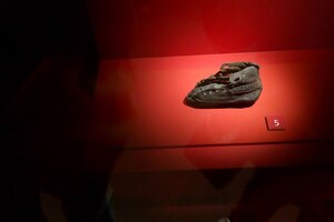 Виндоланда: Vindolanda Roman shoe in the museum 2; предмет материальной культуры или музейная находка, связанный с памятником, римский период или локальный археологический контекст.