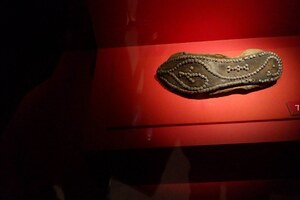 Виндоланда: Vindolanda fancy Roman shoes in the museum; предмет материальной культуры или музейная находка, связанный с памятником, римский период или локальный археологический контекст.