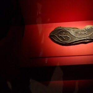 Виндоланда: Vindolanda fancy Roman shoes in the museum; предмет материальной культуры или музейная находка, связанный с памятником, римский период или локальный археологический контекст.