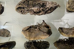 Виндоланда: Vindolanda lots of Roman shoes in the museum; предмет материальной культуры или музейная находка, связанный с памятником, римский период или локальный археологический контекст.