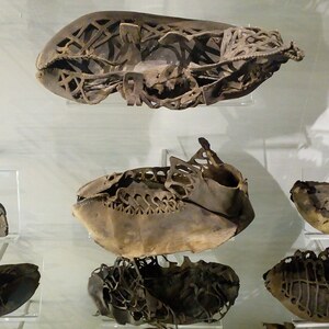 Виндоланда: Vindolanda lots of Roman shoes in the museum; предмет материальной культуры или музейная находка, связанный с памятником, римский период или локальный археологический контекст.
