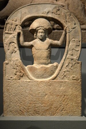 Вал Адриана: Stone relief with Mithras emerging from the cosmic egg, from Housesteads, CIMRM 860, Gr...; предмет материальной культуры или музейная находка, связанный с памятником, римский период или локальный археологический контекст.