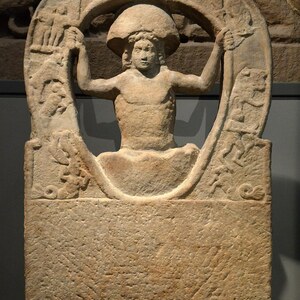 Вал Адриана: Stone relief with Mithras emerging from the cosmic egg, from Housesteads, CIMRM 860, Gr...; предмет материальной культуры или музейная находка, связанный с памятником, римский период или локальный археологический контекст.