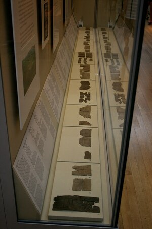 Виндоланда: Vindolanda tablets 1; предмет материальной культуры или музейная находка, связанный с памятником, римский период или локальный археологический контекст.