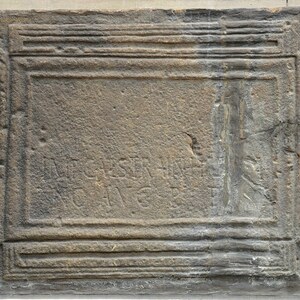 Вал Адриана: Dedication slab for the Emperor Caesar Trajan Hadrian Augustus, father of his country,...; предмет материальной культуры или музейная находка, связанный с памятником, римский период или локальный археологический контекст.
