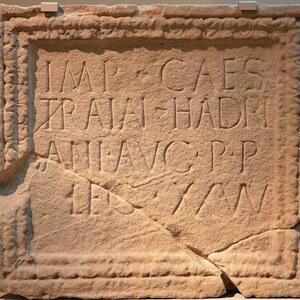 Вал Адриана: Hadrianic inscription from the fort of Moresby along Hadrian's Wall recording the compl...; предмет материальной культуры или музейная находка, связанный с памятником, римский период или локальный археологический контекст.