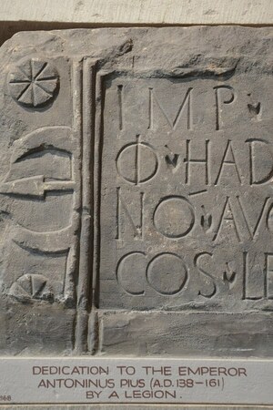 Вал Адриана: Inscription dedicated to Emperor Antoninus Pius by the Sixth Legion, who carried out bu...; предмет материальной культуры или музейная находка, связанный с памятником, римский период или локальный археологический контекст.