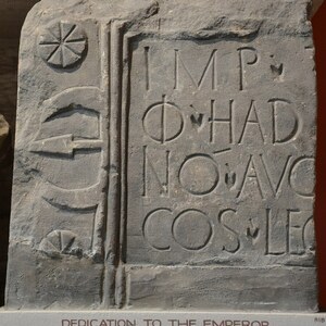 Вал Адриана: Inscription dedicated to Emperor Antoninus Pius by the Sixth Legion, who carried out bu...; предмет материальной культуры или музейная находка, связанный с памятником, римский период или локальный археологический контекст.