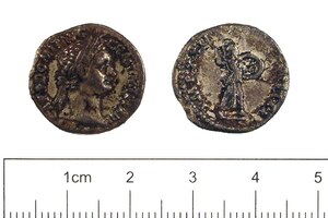 Корбридж / Coria: Roman Coin , Denarius of Domitian (FindID 197334); предмет материальной культуры или музейная находка, связанный с памятником, римский период или локальный археологический контекст.