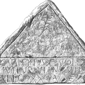 Вал Адриана: Funerary Inscription for G.V.Tullus carvoran; предмет материальной культуры или музейная находка, связанный с памятником, римский период или локальный археологический контекст.