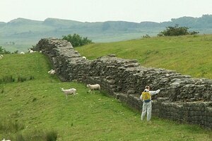 Вал Адриана: Hadrians Wall with Weedkiller; археологический вид, находка или музейный контекст, связанный с памятником, римский период или локальный археологический контекст.