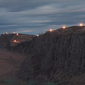 Вал Адриана: Beacons lit along Hadrians Wall (geograph 4917923); археологический вид, находка или музейный контекст, связанный с памятником, римский период или локальный археологический контекст.