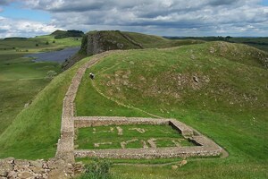 Вал Адриана: Milecastle 39 on Hadrian's Wall; археологический вид, находка или музейный контекст, связанный с памятником, римский период или локальный археологический контекст.