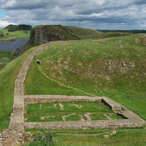 Вал Адриана: Milecastle 39 on Hadrian's Wall; археологический вид, находка или музейный контекст, связанный с памятником, римский период или локальный археологический контекст.