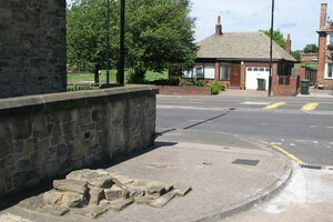 Вал Адриана: (A very small part of) Hadrian's Wall - geograph.org.uk - 837908; археологический вид, находка или музейный контекст, связанный с памятником, римский период или локальный археологический контекст.