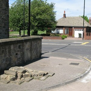 Вал Адриана: (A very small part of) Hadrian's Wall - geograph.org.uk - 837908; археологический вид, находка или музейный контекст, связанный с памятником, римский период или локальный археологический контекст.