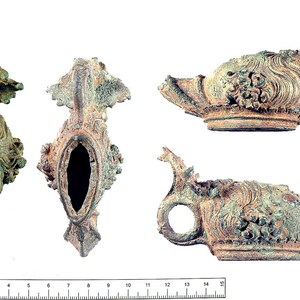 Corbridge / Coria: Roman , Lamp (FindID 197334); material-culture object or museum find connected with the site, Roman period or local archaeological context.