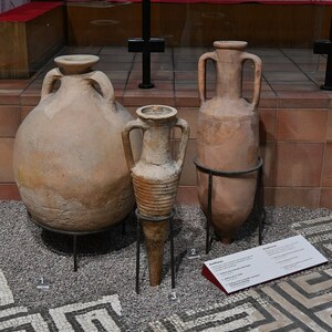 Иска Августа / Кэрлеон: Caerleon, Roman Legionary Museum, Amphorae - geograph.org.uk - 7604427; предмет материальной культуры или музейная находка, связанный с памятником, римский период или локальный археологический контекст.