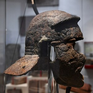 Иска Августа / Кэрлеон: Caerleon, Roman Legionary Museum, Early c1st iron legionary helmet - geograph.org.uk -...; предмет материальной культуры или музейная находка, связанный с памятником, римский период или локальный археологический контекст.