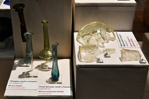 Иска Августа / Кэрлеон: Caerleon, Roman Legionary Museum, Glass items - geograph.org.uk - 7604426; предмет материальной культуры или музейная находка, связанный с памятником, римский период или локальный археологический контекст.
