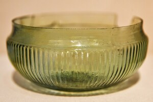 Иска Августа / Кэрлеон: Caerleon, Roman Legionary Museum, Mid c1st AD mould-blown glass bowl - geograph.org.uk...; предмет материальной культуры или музейная находка, связанный с памятником, римский период или локальный археологический контекст.