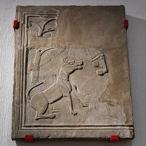 Иска Августа / Кэрлеон: Caerleon, Roman Legionary Museum, Relief of a dog and lion - geograph.org.uk - 7604428; предмет материальной культуры или музейная находка, связанный с памятником, римский период или локальный археологический контекст.