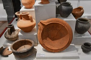 Иска Августа / Кэрлеон: Caerleon, Roman Legionary Museum, Roman pottery - geograph.org.uk - 7604407; предмет материальной культуры или музейная находка, связанный с памятником, римский период или локальный археологический контекст.
